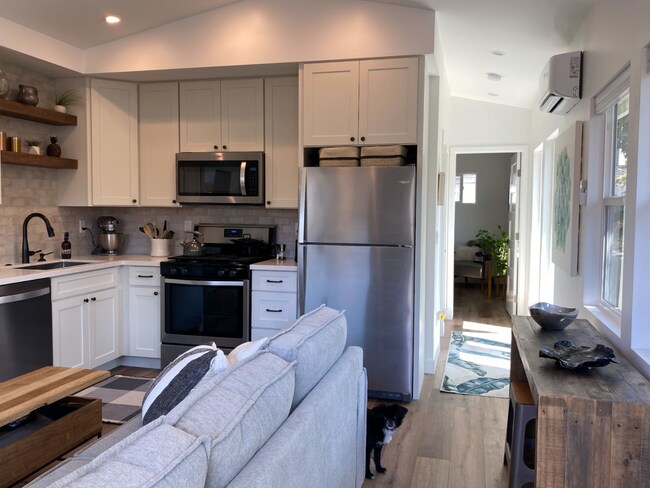 Building Photo - 758 Poinsettia Park N
