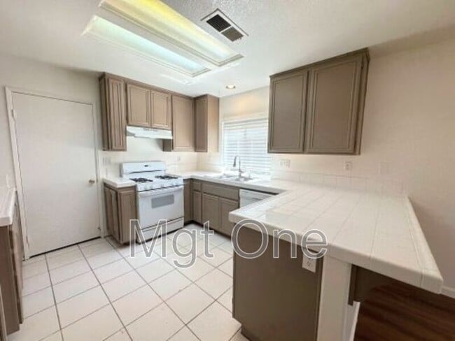 Foto del edificio - 6001 Kendrick Dr