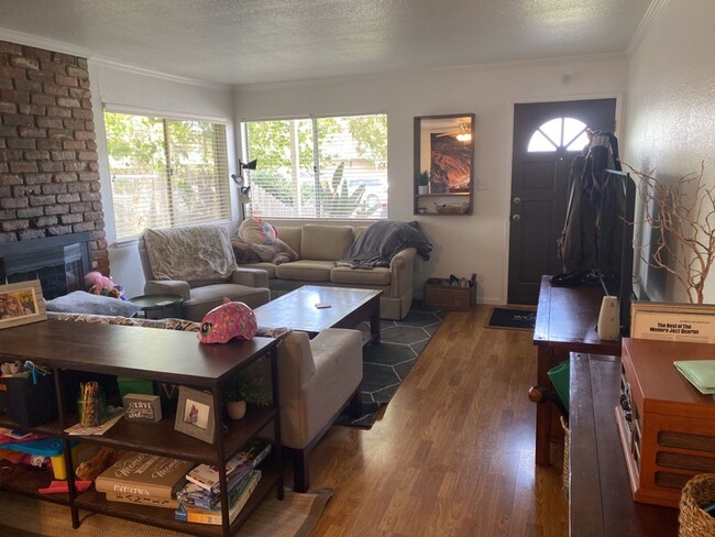 Building Photo - 3 Bedroom 2 Bath Home in Davis