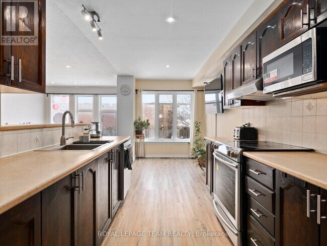 Photo du bâtiment - 185 Deercroft Ave