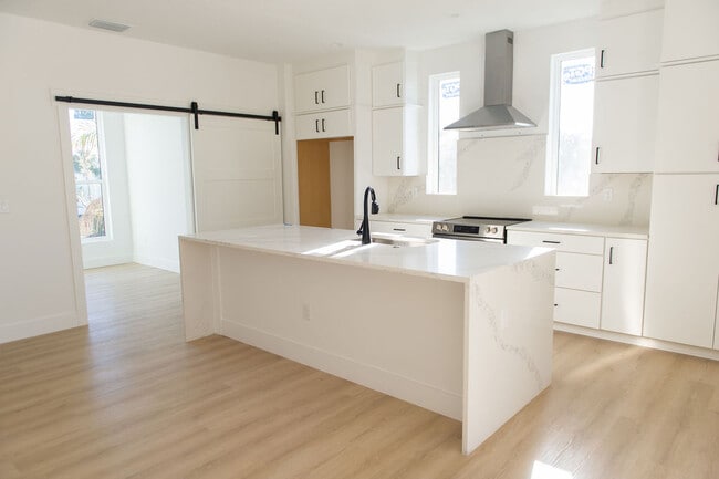 Building Photo - 3820 Pompano Dr SE