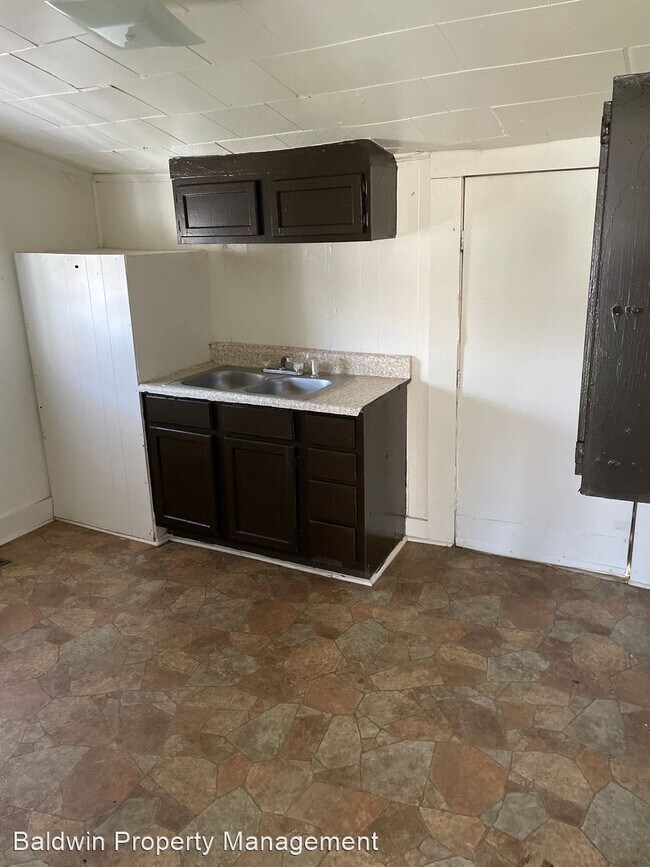 Building Photo - 2 br, 1 bath House - 842 W TWELFTH STREET