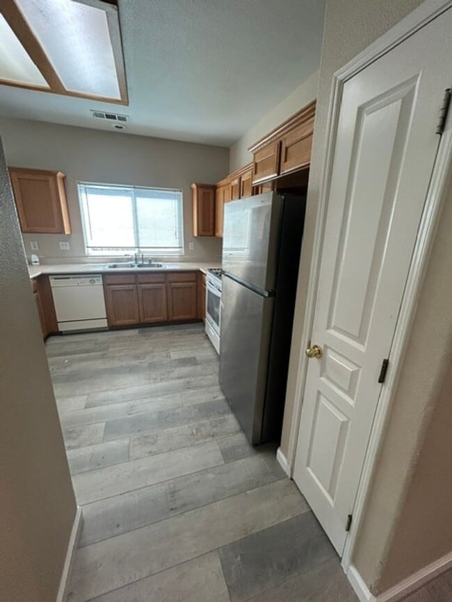 Building Photo - 3 Bedroom 2 Bathroom Home in SW Visalia! Close to Shopping and Restaurants!