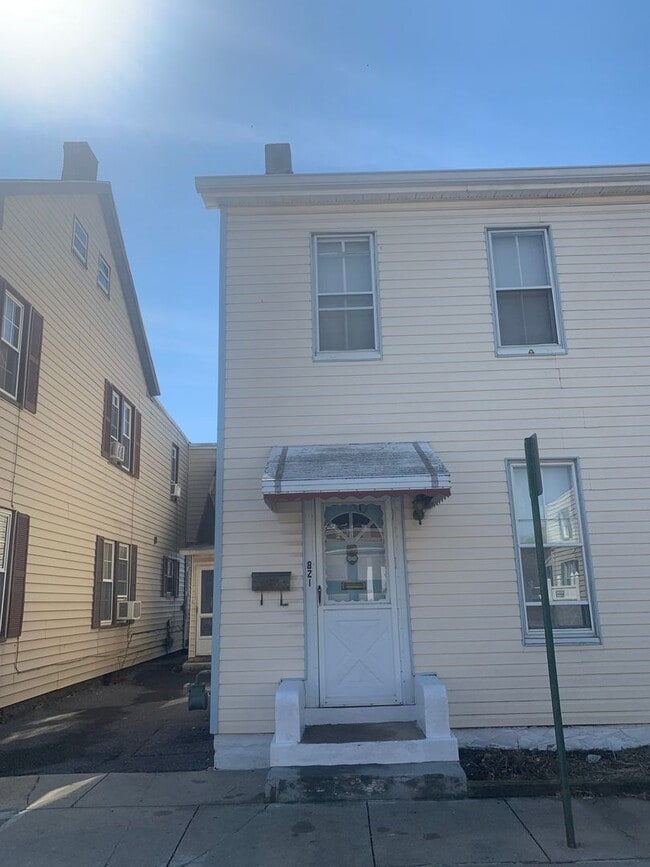 Building Photo - 821 Lanvale St
