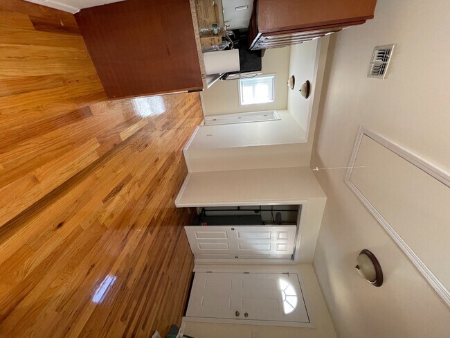 Building Photo - 502 Midland Ave