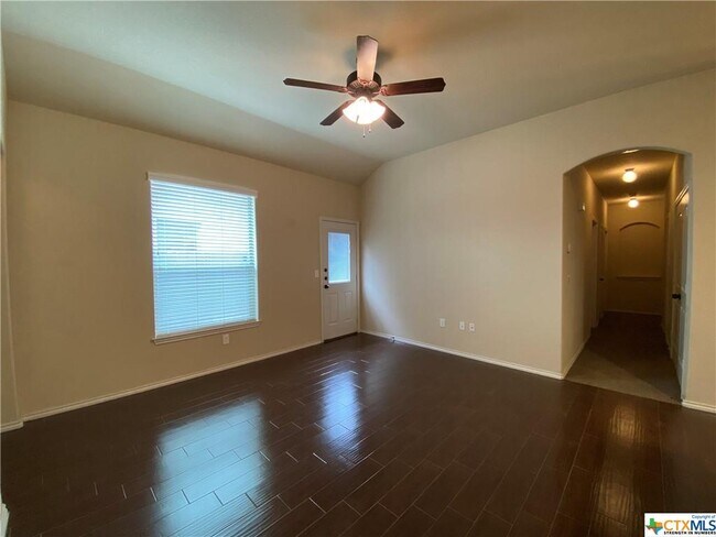 Foto del edificio - 656 Creekside Cir