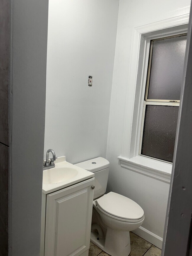 Foto del edificio - 5662 N Ridge Ave