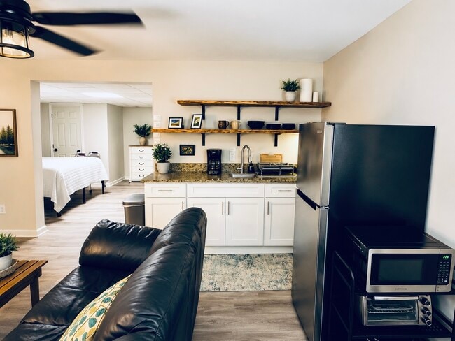 Building Photo - 3210 Glasco Dr