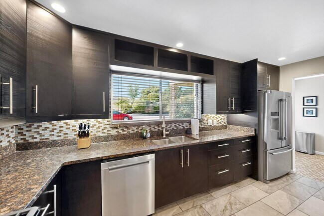 cocina espaciosa - 4715 Marquette Ave NE