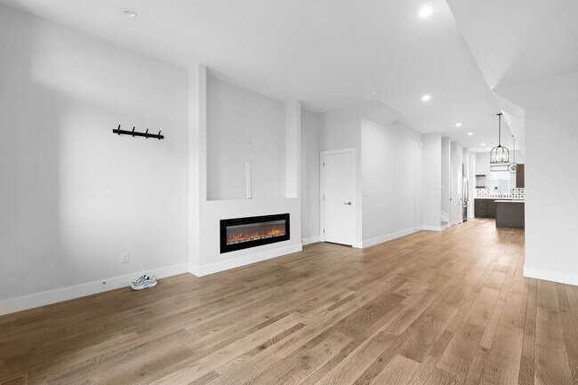 Building Photo - Modern 2BD, 2.5BA Five Points Townhome wit...