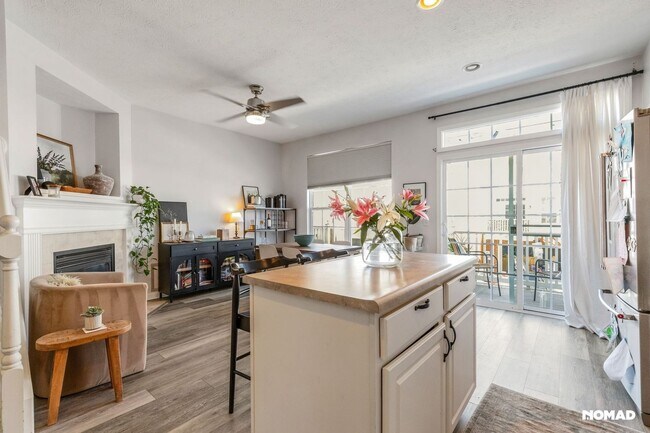 Building Photo - SPACIOUS 3 LEVEL TOWNHOUSE WITH 2 CAR  GAR...