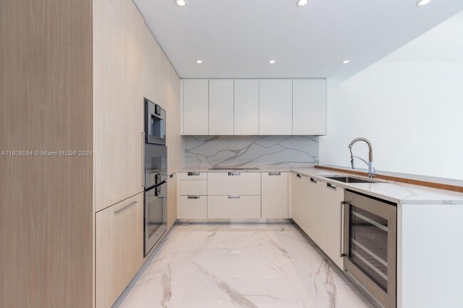 Foto del edificio - 15701 Collins Ave