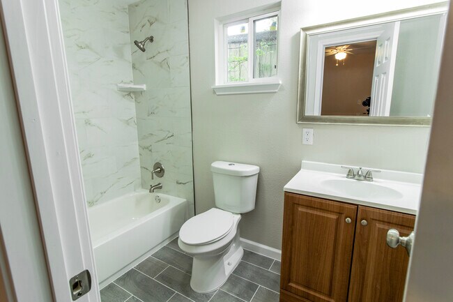 Baño - 1011 1/2 North Roberson St