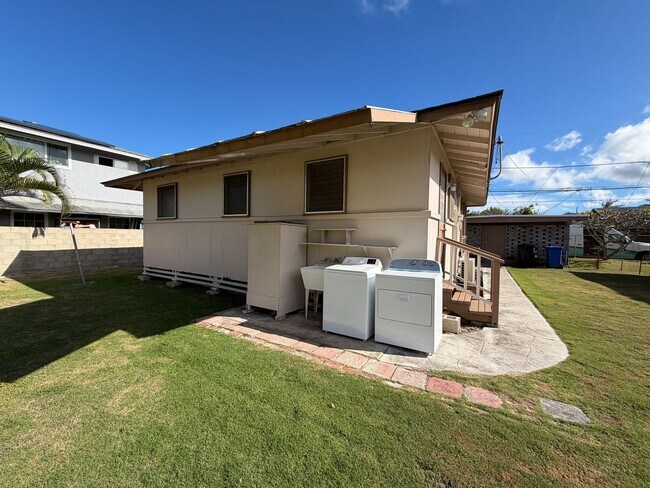 Foto del edificio - Kailua, SFH, Spacious Yard, Carport, Private W/D