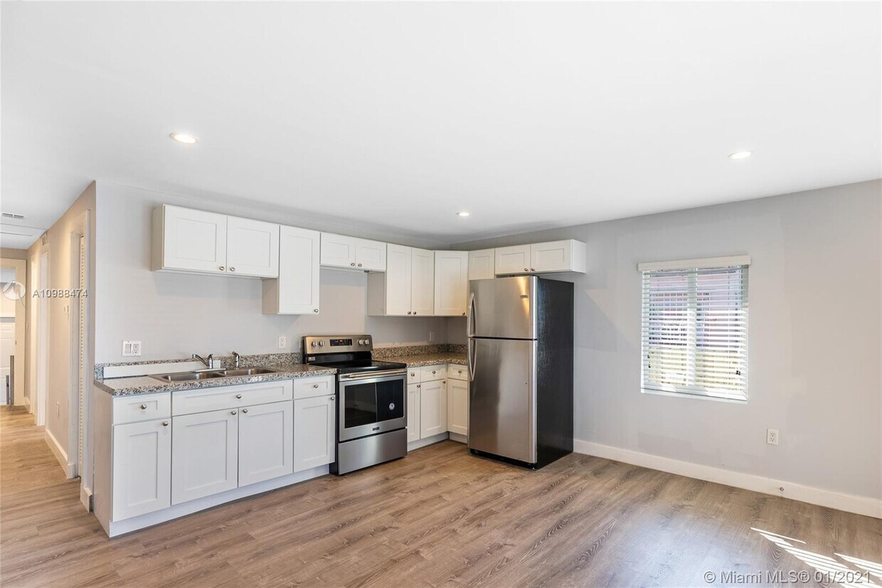 Foto principal - 2738 NW 28th St