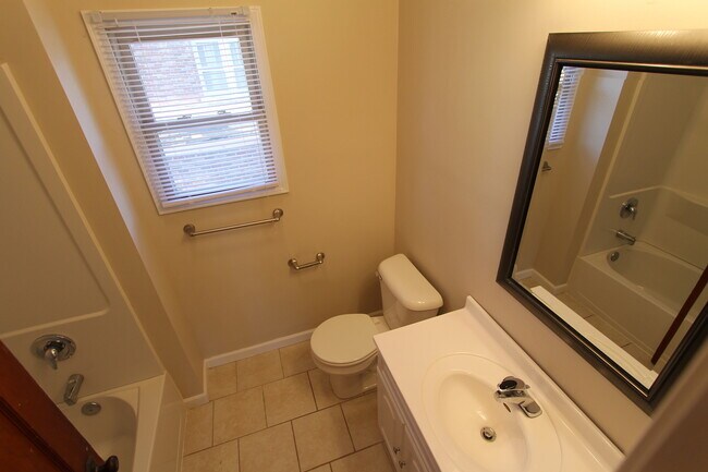 Building Photo - Beautiful Two Bedroom Home Near Downtown. ...