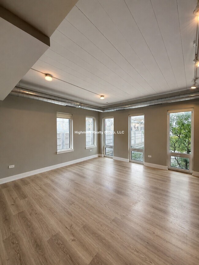 Building Photo - 941 W Belmont Ave