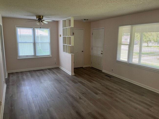 Foto del edificio - Charming 2 Bedroom with HUGE Yard!