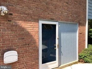 Building Photo - 9700 Kenmore Dr