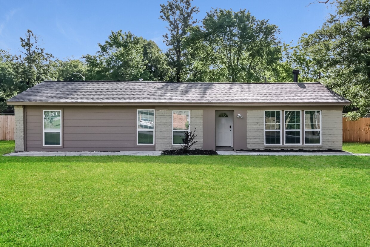 Primary Photo - 24118 Grey Fox Dr