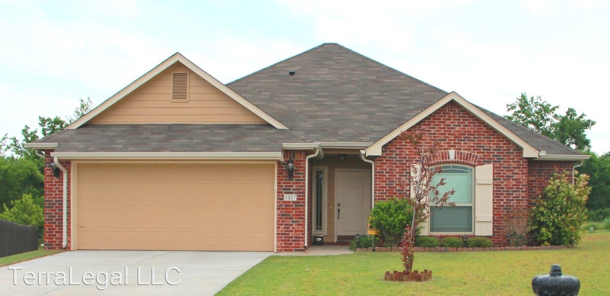 Foto principal - 3 br, 2 bath House - 107 E Elmira Pl