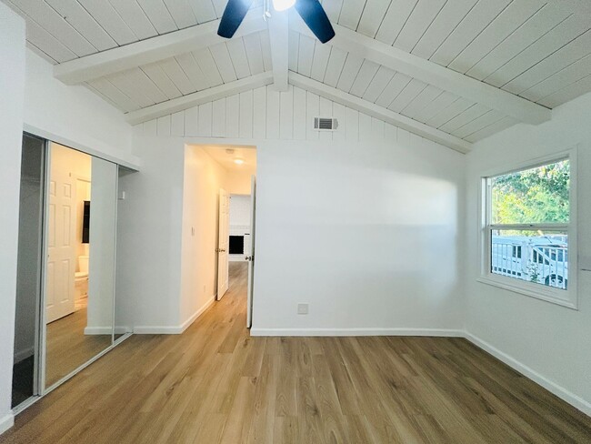 Foto del edificio - 7358 Balcom Ave