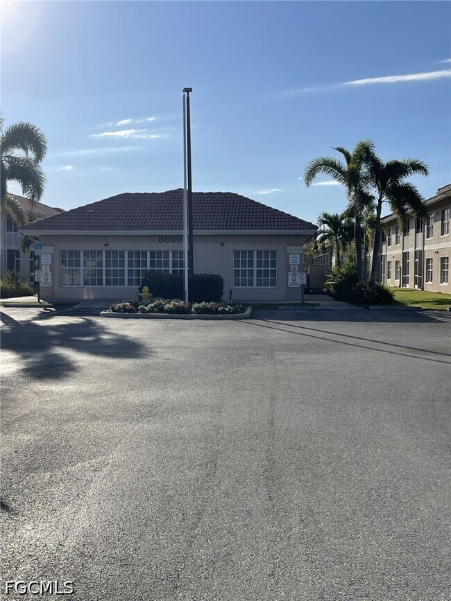 Foto del edificio - 8555 Bernwood Cove Loop