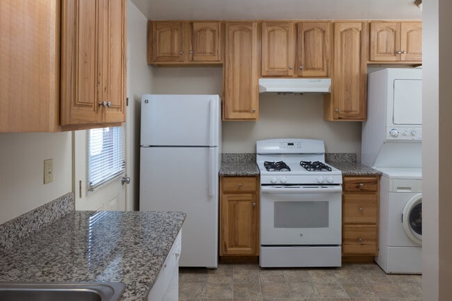 Building Photo - 6605-6605 Moeser Ln
