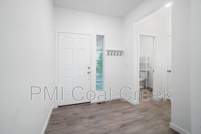 Building Photo - 2480 Cres Cir W