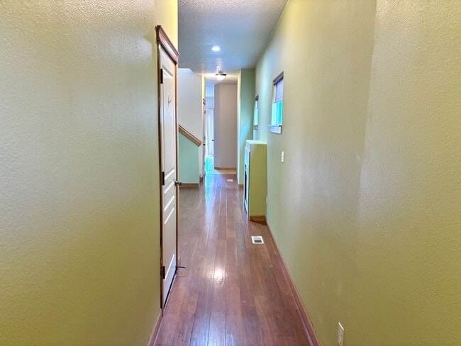 Building Photo - Montavilla 3 bed, 2 1/2 bath house