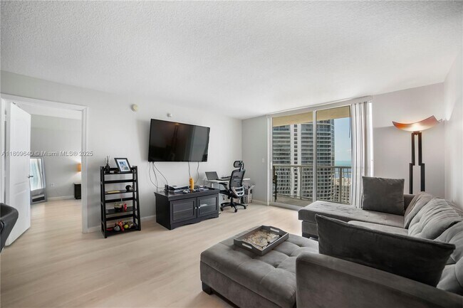 Foto del edificio - 1200 Brickell Bay Dr