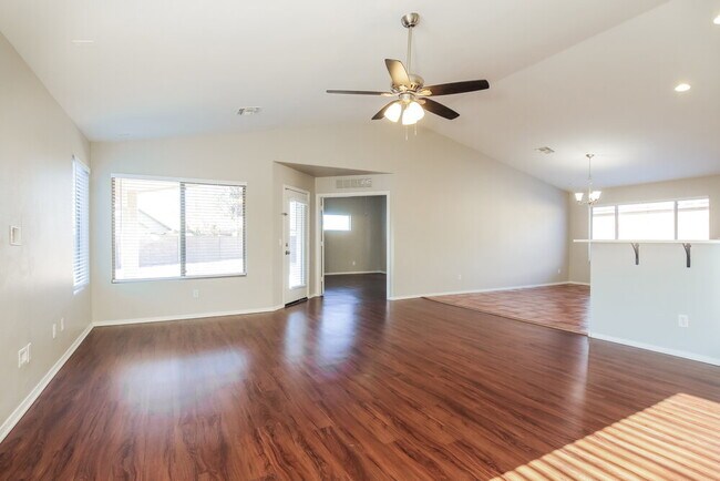 Foto del edificio - 15821 W Tara Ln