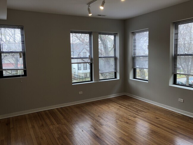 Foto del edificio - 4815 N Christiana Ave