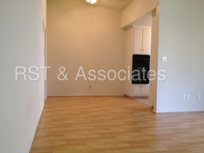Foto del edificio - 2043 N Beachwood Dr
