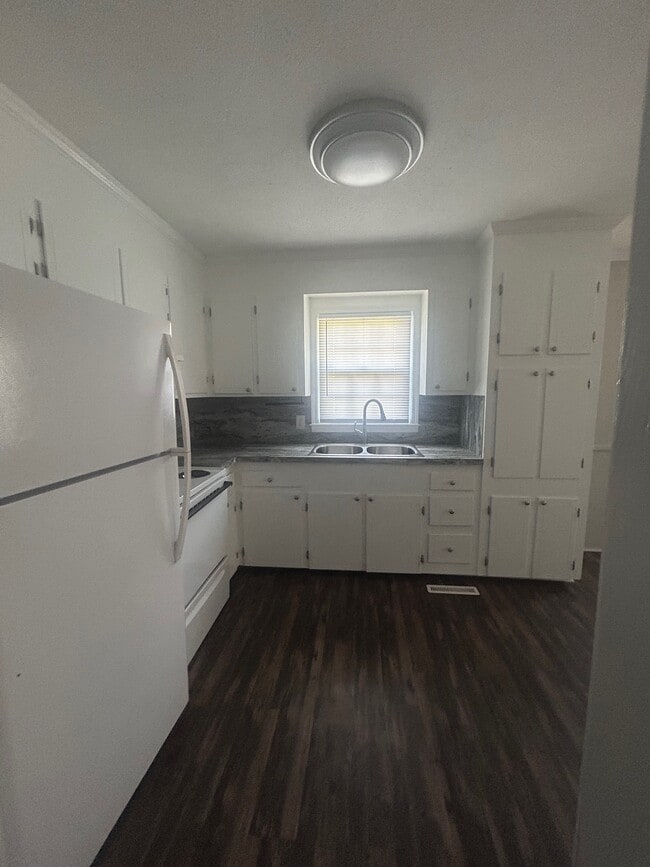 Building Photo - 300 Cedar Ln