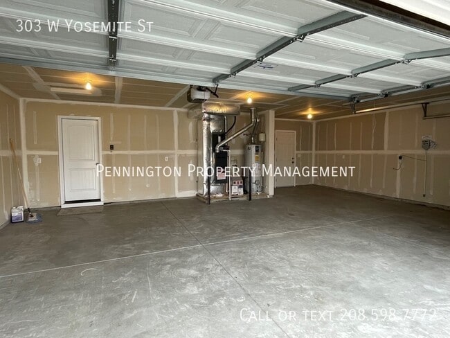 Building Photo - 303 W Yosemite St