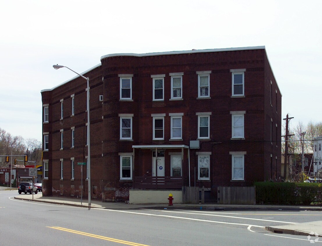 Building Photo - 1060 Chicopee St