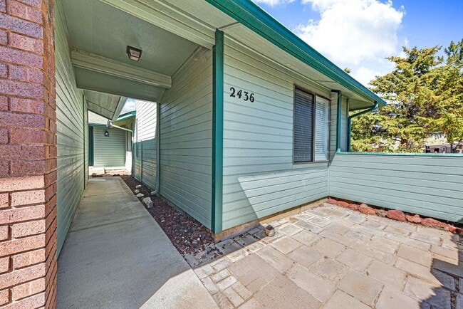 Foto del edificio - 2436 Hillcrest Way