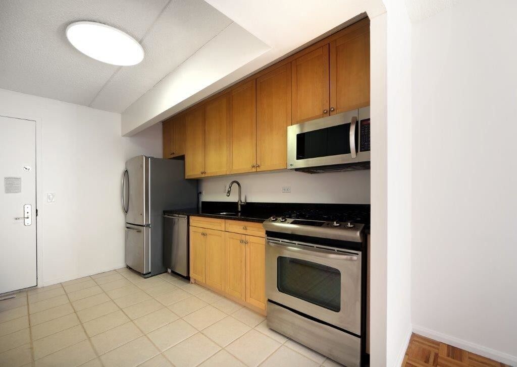 Building Photo - South facing large one-bedroom