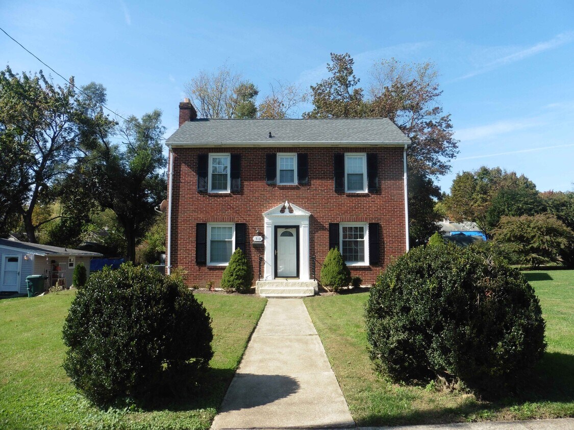 Foto principal - 319 Crompton Rd