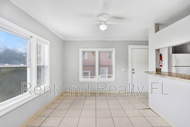 Building Photo - 827 Paris Ave S