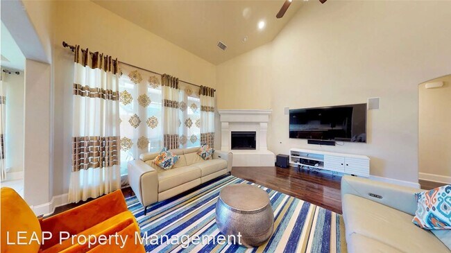 Building Photo - 4 br, 5 bath House - 425 El Camino Dr.
