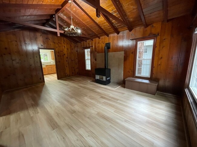 Building Photo - 1045 Sq. Ft. Private Two Bedroom One Bath ...