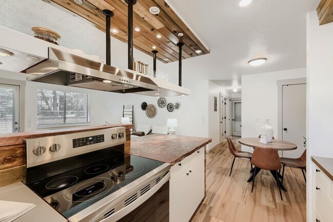 Building Photo - 2800 Kalmia Ave