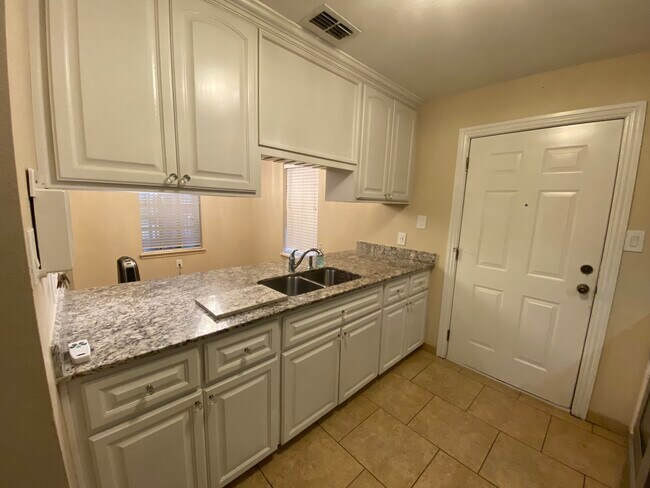 Building Photo - 810 W La Quinta Dr
