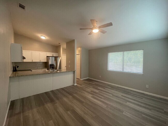 Foto del edificio - "Charming 1-Bedroom Oasis Just Steps from Panama City Beach!"