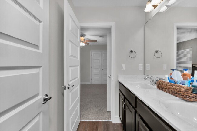 Foto del edificio - 8001 Silver Maple Dr