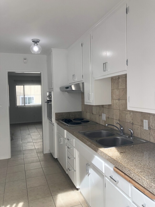 Kitchen - 4463 Mentone St