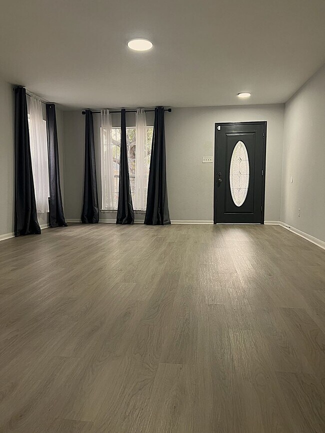 Building Photo - Conveniently Located Humble Home