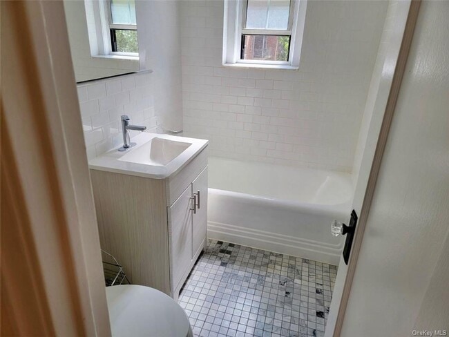 Building Photo - 253 Garth Rd